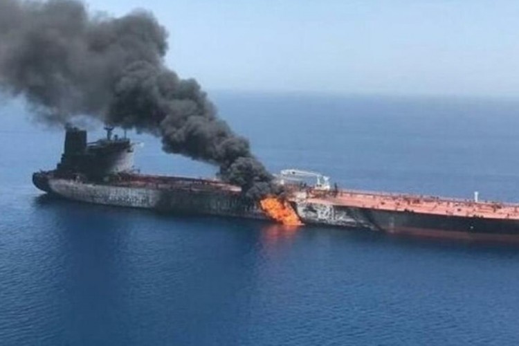 Iranski tanker pogođen sa dvije rakete, nafta se izlila u more