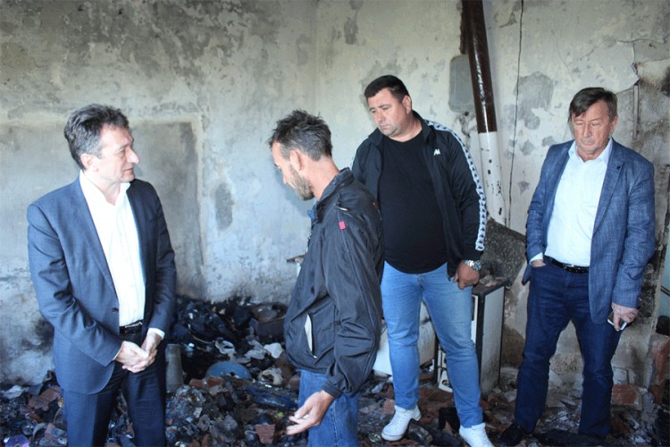Demobilisanom borcu izgorjela kuća, načelnik obećao pomoć