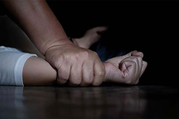 Sedam mladića grupno silovalo maloljetnicu, sudija ih pustio na slobodu