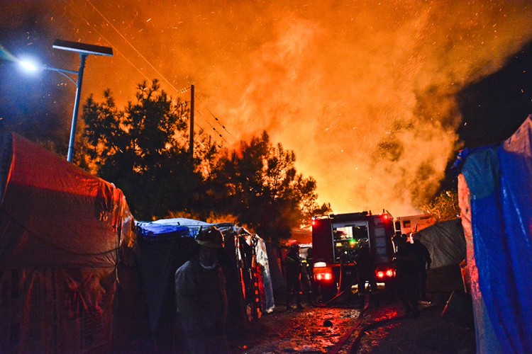 Veliki požar u prihvatnom centru, evakuacija migranata
