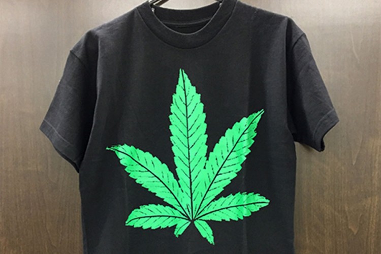 Nosio majicu sa motivom marihuane, "popio" prekršajnu prijavu