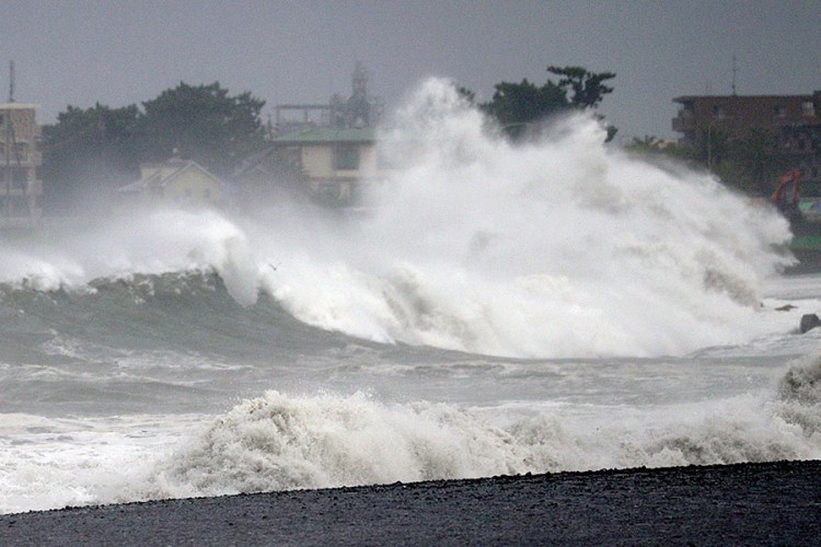 Broj poginulih u tajfunu porastao na 74