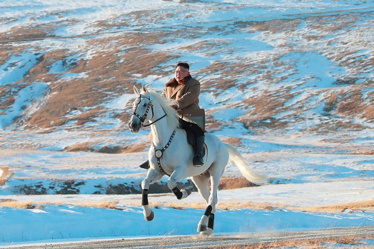 Kim Jong Un jahao konja na svetoj planini