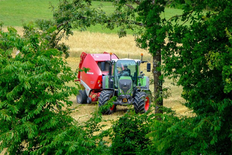 Poljoprivrednici protestuju na traktorima