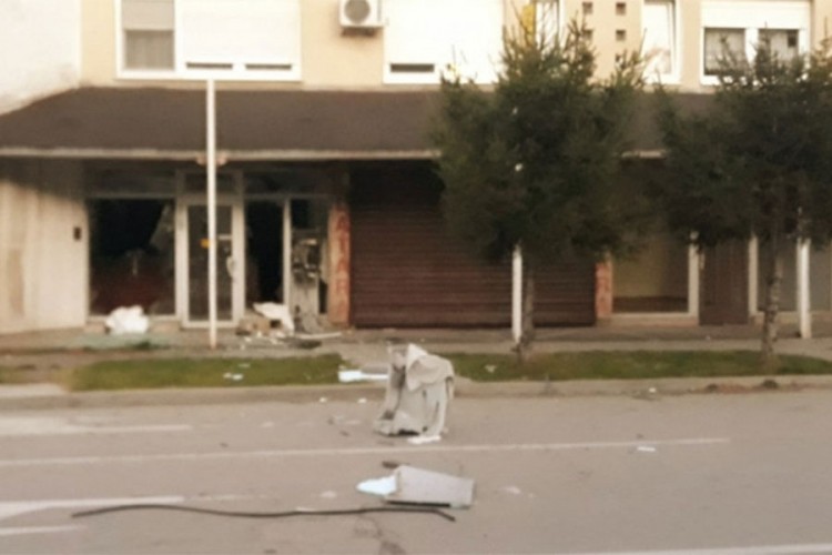 Razbojnici iščupali bankomat iz zida u Modriči