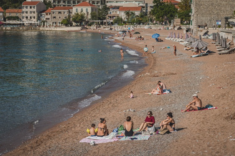 Oktobarsko sunce izmamilo kupače na crnogorske plaže