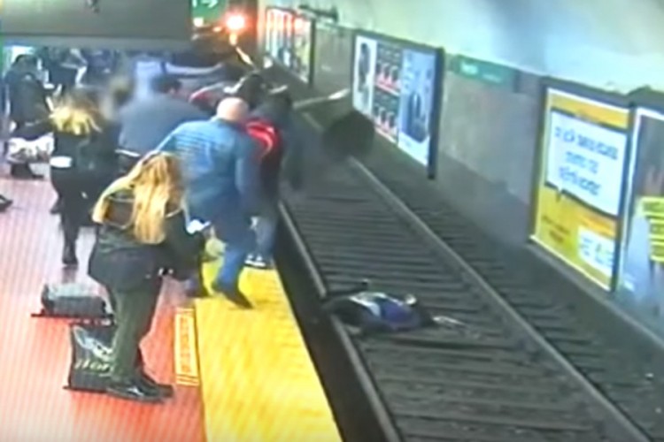 Dramatičan snimak: Žena pala na prugu, za dlaku izbjegnuta tragedija