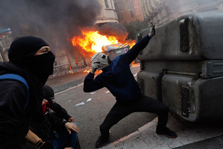 Sukobi demonstranata i policije u Barseloni: Gore kontejneri, "leti" kamenje