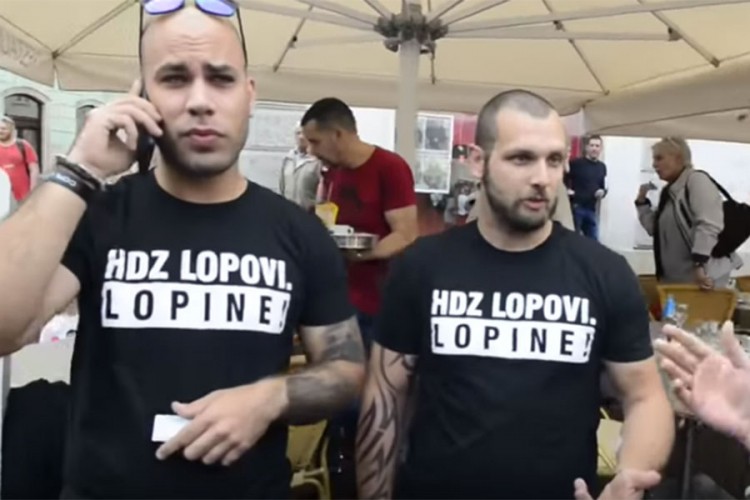 Na protestu noslli majice sa natpisom "HDZ lopovi", policija htjela da ih hapsi