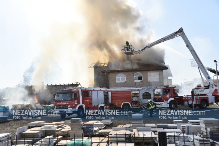 Radnik firme koju je zahvatio požar: Bojim se da je koleginica ostala u kući