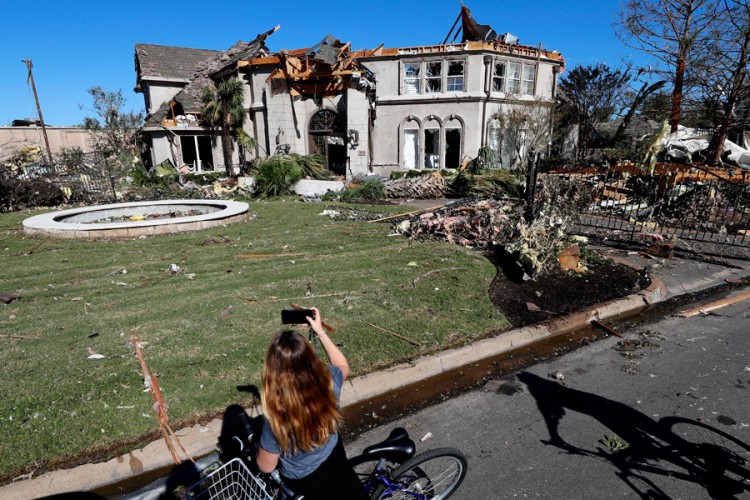 Tornado pogodio Dalas, hiljade domova ostalo bez struje