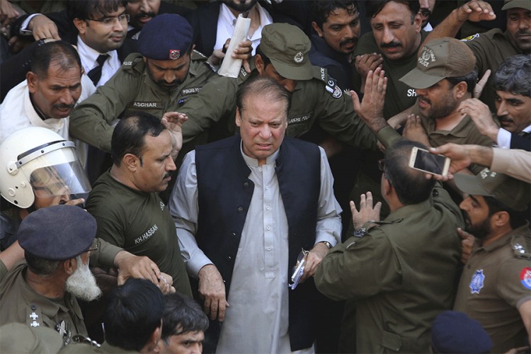Bivši premijer Pakistana iz zatvora prebačen u bolnicu