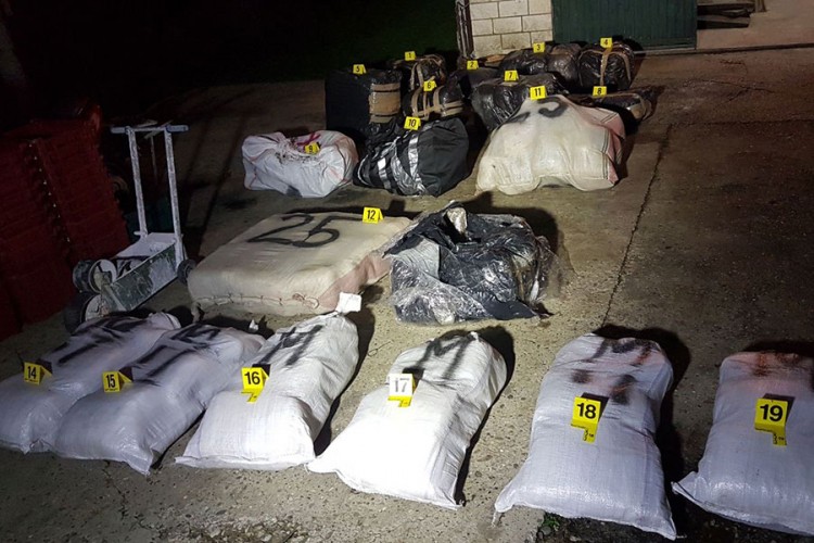 SIPA zaplijenila stotine kilograma droge, potraga za dvije osobe