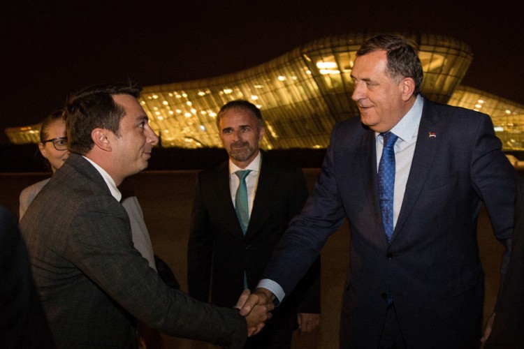 Dodika na aerodromu u Bakuu dočekala delegacija Vlade Azerbejdžana
