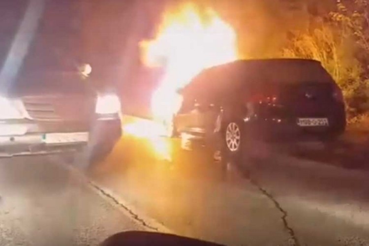 Zapalio se automobil na putu Sarajevo - Sokolac