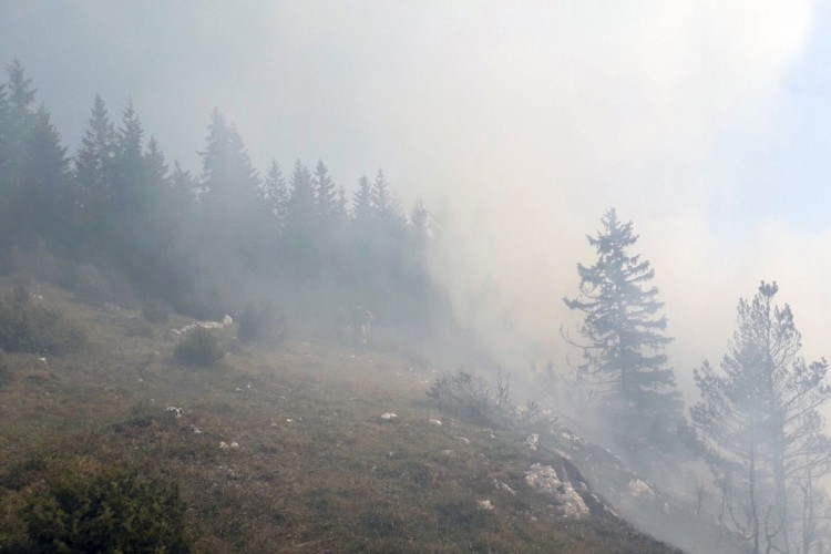 Helikopter OS BiH gasi požar na Romaniji, očekuje se jedan iz Srpske