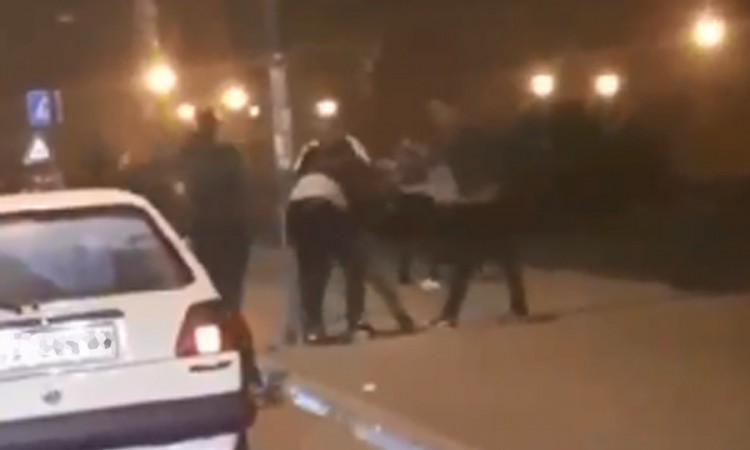 Masovna tuča nasred ulice: Ne zna se ko koga udara, prolaznik sve snimio