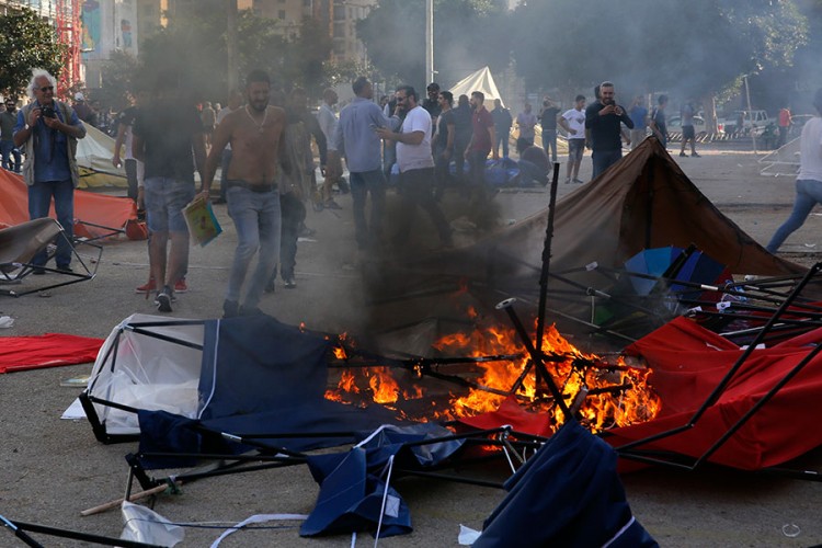 Zapaljeni šatori demonstranata u Bejrutu
