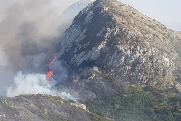 Helikopter Oružanih snaga BiH gasio požar kod Trnova