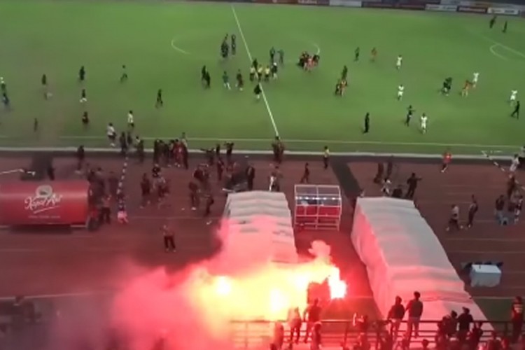 Navijači doslovno zapalili stadion nakon poraza njihovog kluba