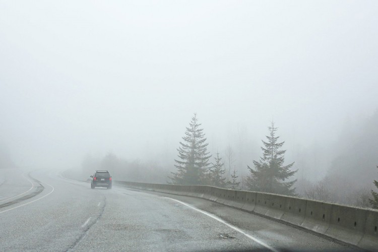 Kako sigurno voziti po magli