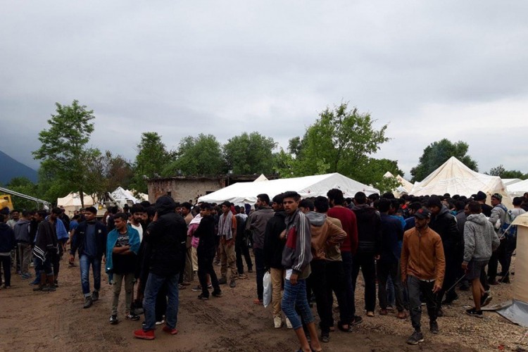 Migranti cvokoću u šatorima