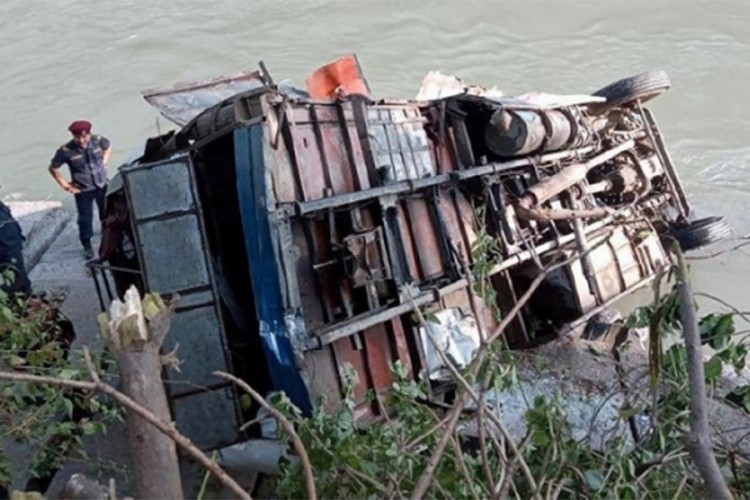 Autobus upao u rijeku, poginulo 17 osoba