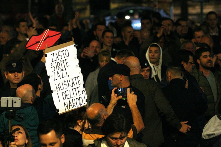 Opozicija pred RTS-om, čekaju Vučića, pojačano prisustvo policije