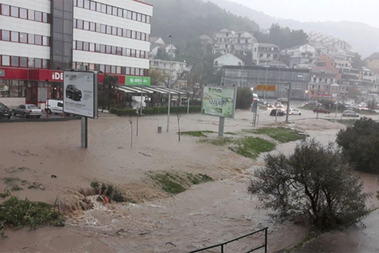 Nevrijeme u Crnoj Gori: Kuće poplavljene, spasioci na terenu