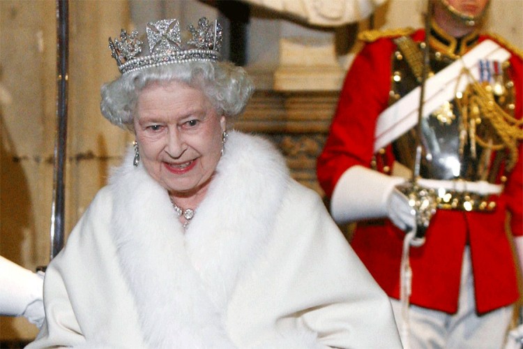 Nova odeća britanske kraljice biće bez pravog krzna