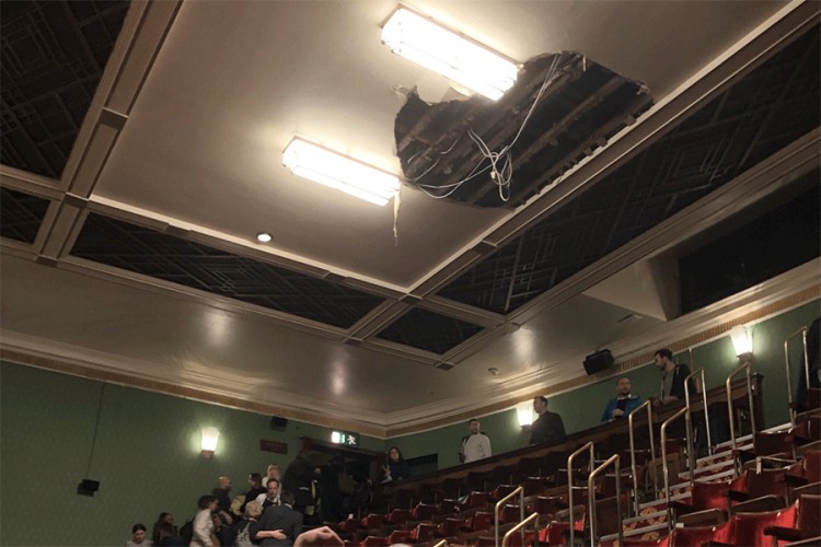 Tokom predstave pao dio krova pozorišta u Londonu, ima povrijeđenih