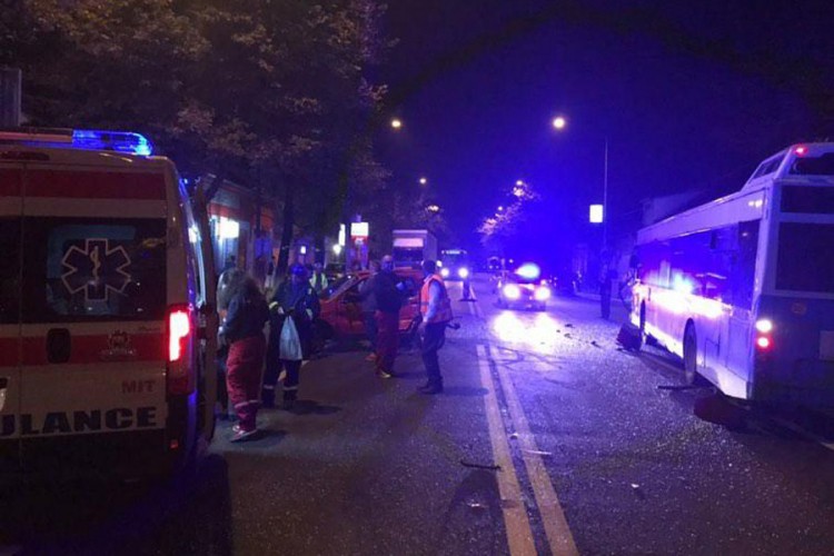 Sedam osoba povrijeđeno u sudaru autobusa, kamiona i automobila