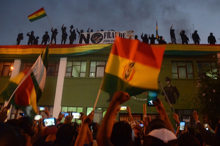 Policija se pridružila protestima u Boliviji, Morales tvrdi: Državni udar