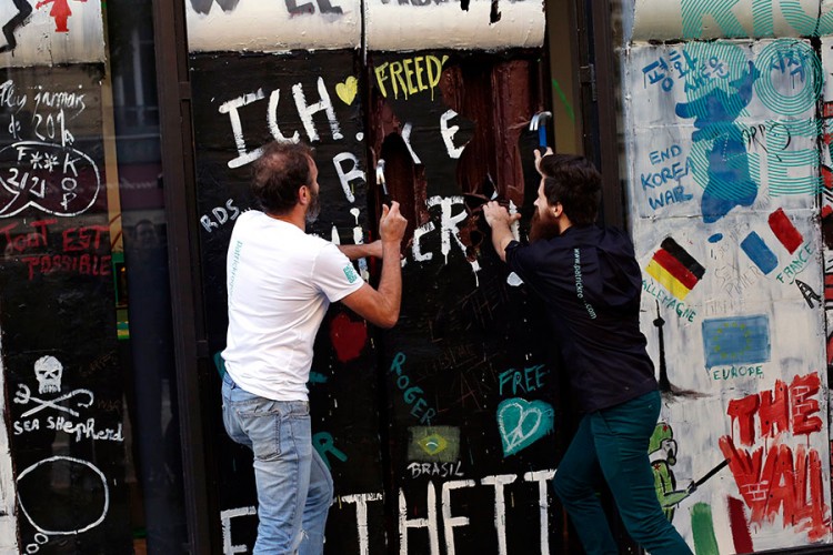 Francuz "srušio" čokoladnu repliku Berlinskog zida
