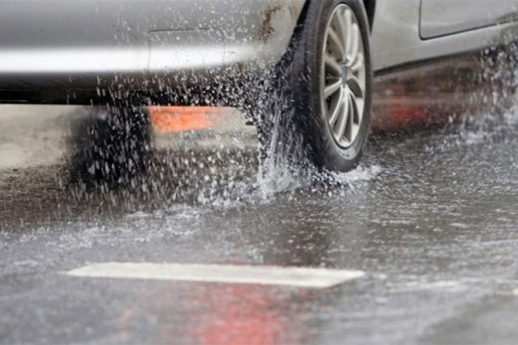 Vozači oprez, oštećenja kolovoza nisu dovoljno vidljiva zbog vode