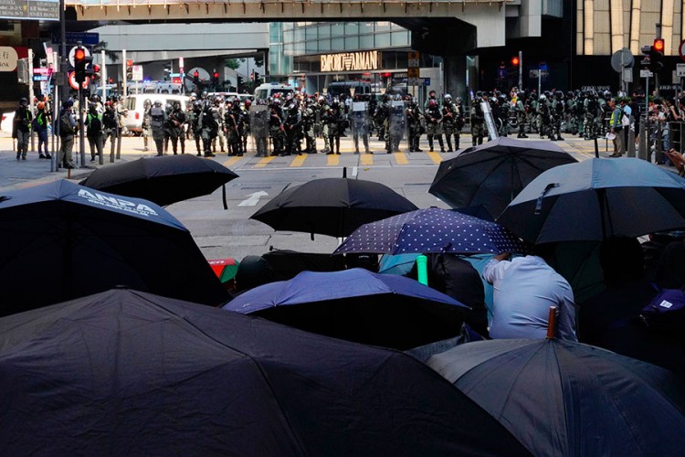 Policija pucala na demonstrante u Hongkongu, ranjen mladić