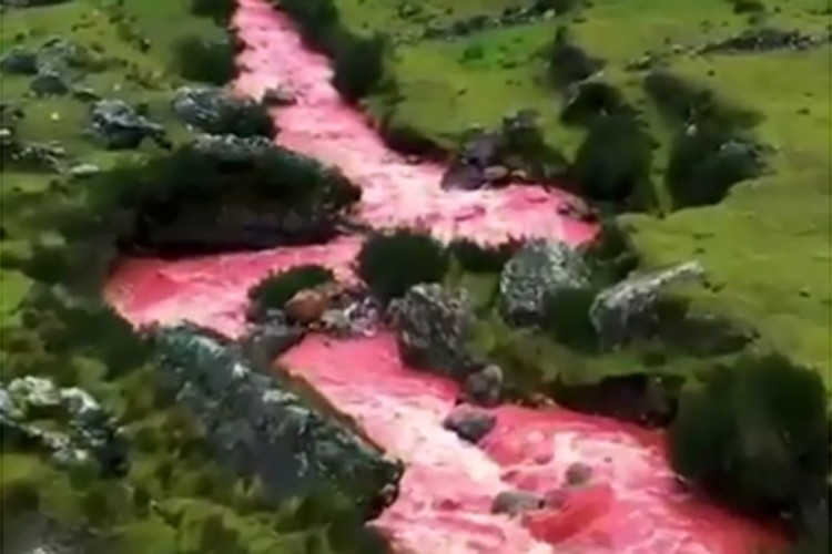 Magična voda Perua: Rijeka crvene boje