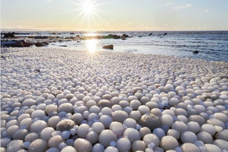 Ledena jaja prekrila plažu u Finskoj