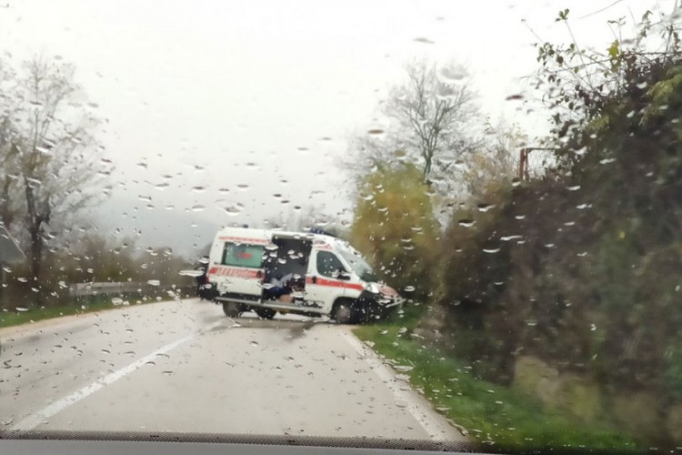 Saobraćajna nezgoda u Bočcu: Vozilo Hitne pomoći sletjelo s puta