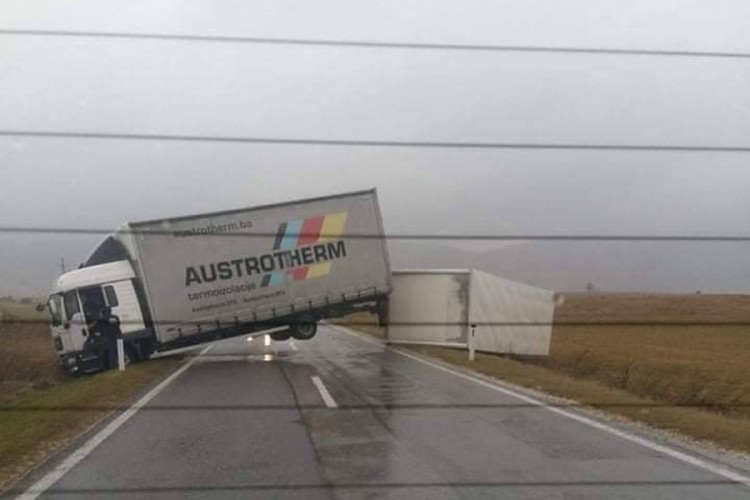 Vjetar prevrnuo prikolicu kamiona u Kupresu