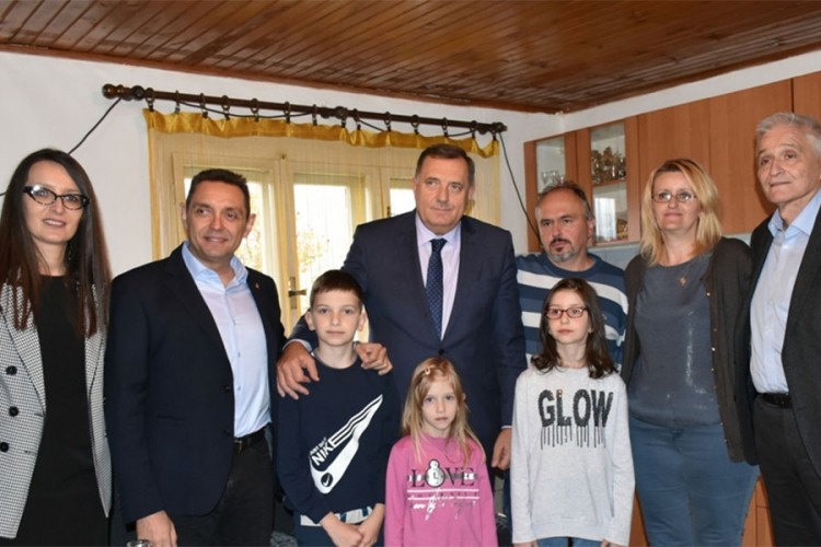Vulin i Dodik obišli porodicu Bajić u Drvaru