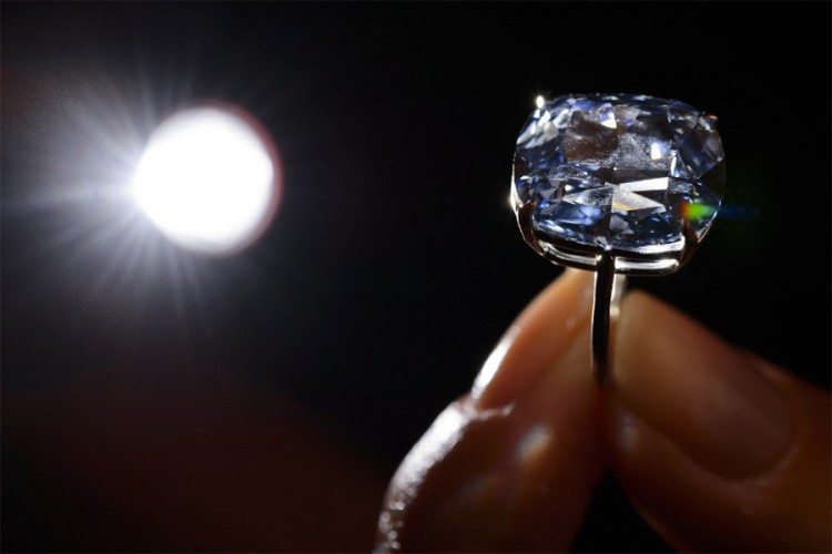 Rijedak plavi dijamant prodat na aukciji za 10 miliona dolara