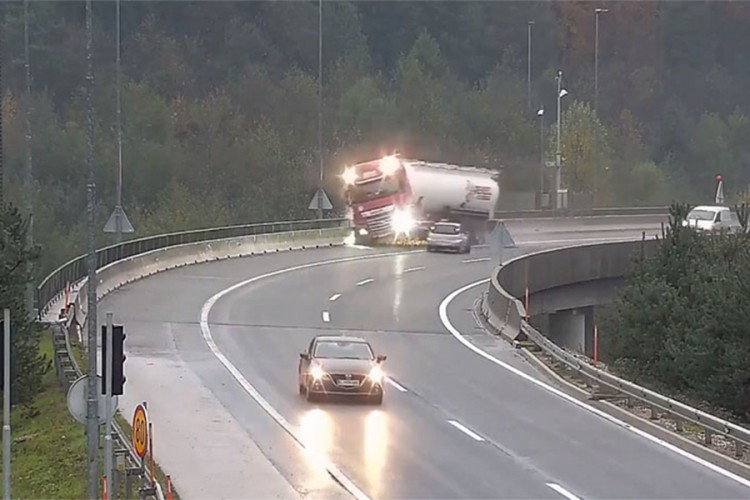 Stravičan snimak nesreće u Sloveniji: Kamion pao s nadvožnjaka, vozač poginuo