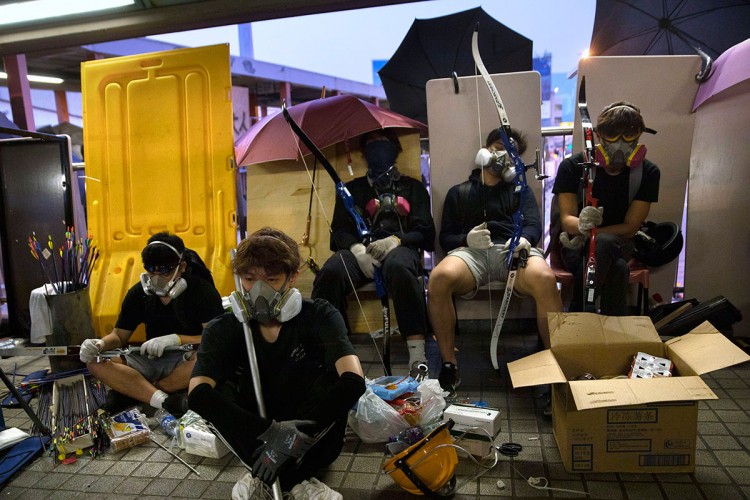 Demonstranti u Hong Kongu gađali policajce strijelama