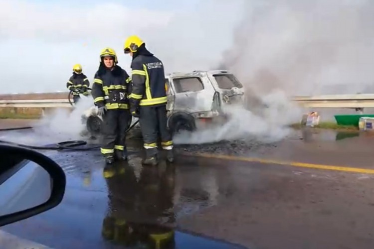 Auto potpuno izgorio u toku vožnje, putnici se spasli u posljednji čas