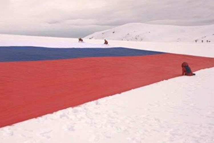 Putinovi Noćni vukovi na Antarktiku razvili najveću rusku zastavu