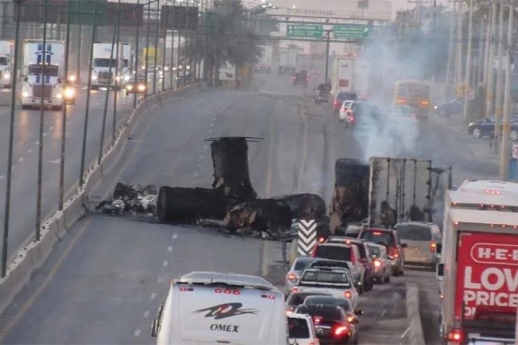 Haos blizu granice SAD-a, jedan napadač ubijen, zapaljeno više vozila