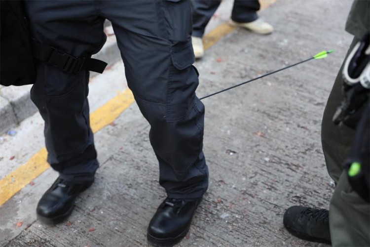 Sukobi u Hongkongu, policajac pogođen strijelom