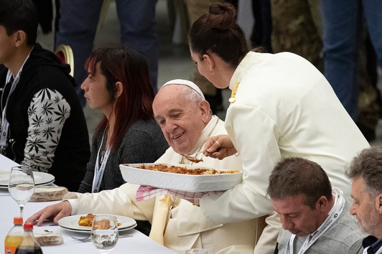 Papa ugostio na ručku 1.500 beskućnika