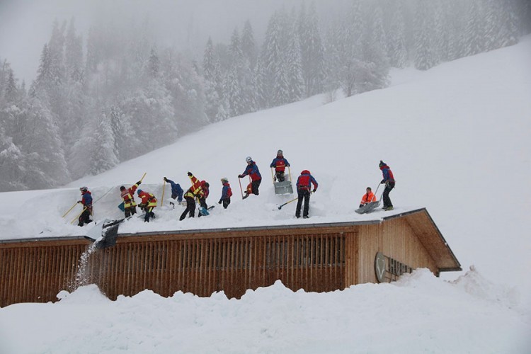 Snijeg zatrpao kuće u Austriji, škole zatvorene